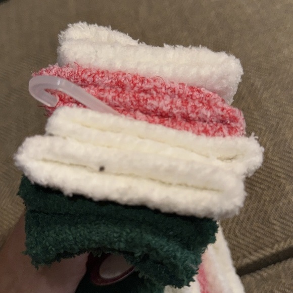 NWT Rae Dunn Cozy Crew Christmas Socks - Green, Red, White 4 pair WMN SS 9-11 - Picture 10 of 13